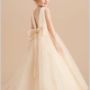 White Flower Girl dress size 8, beautiful!